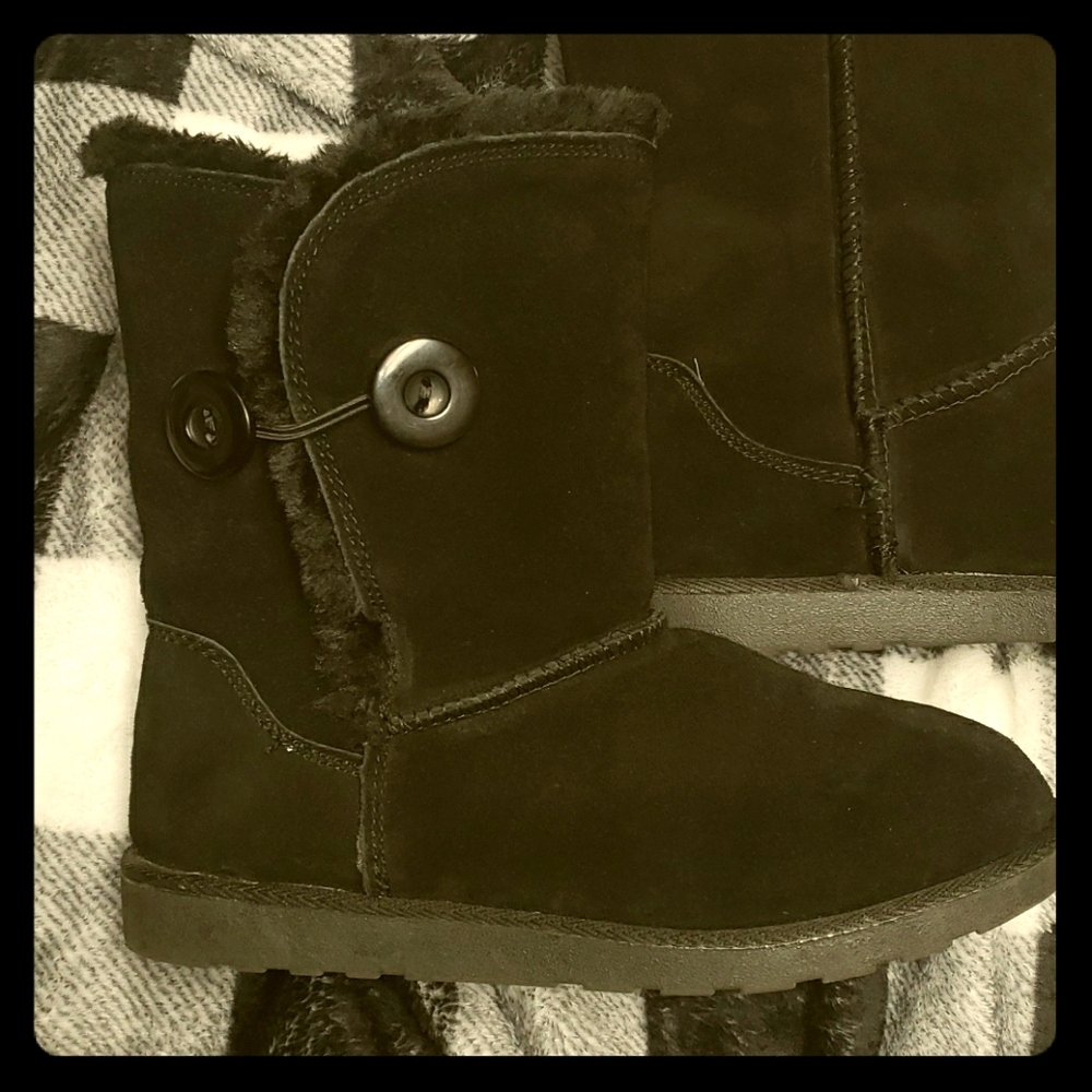 So black fur-lined boots